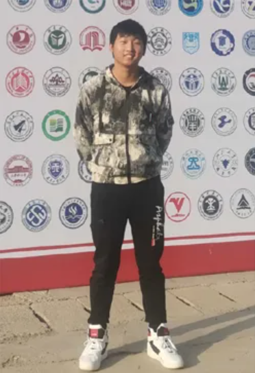 人们站在一起低可信度描述已自动生成