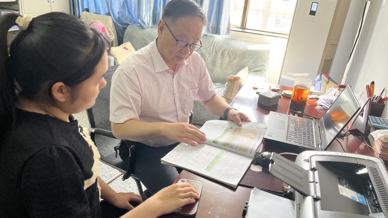 图片包含 室内, 桌子, 男人, 笔记本描述已自动生成