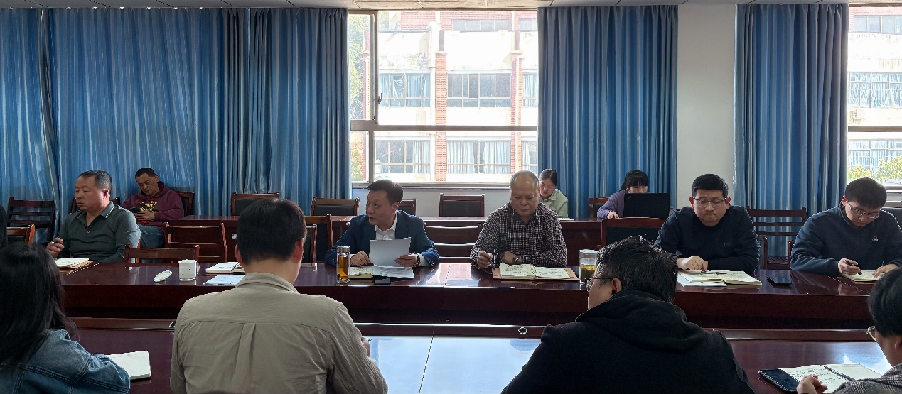 一群人坐在桌子前AI 生成的内容可能不正确。