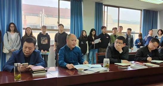 一群人在餐厅的桌子前描述已自动生成